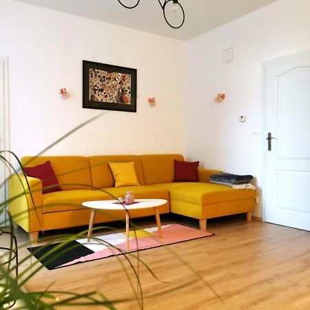 Cozyhome The Castle Apartment - Spacious, Quiet, High Ceiling บราติสลาวา ภายนอก รูปภาพ