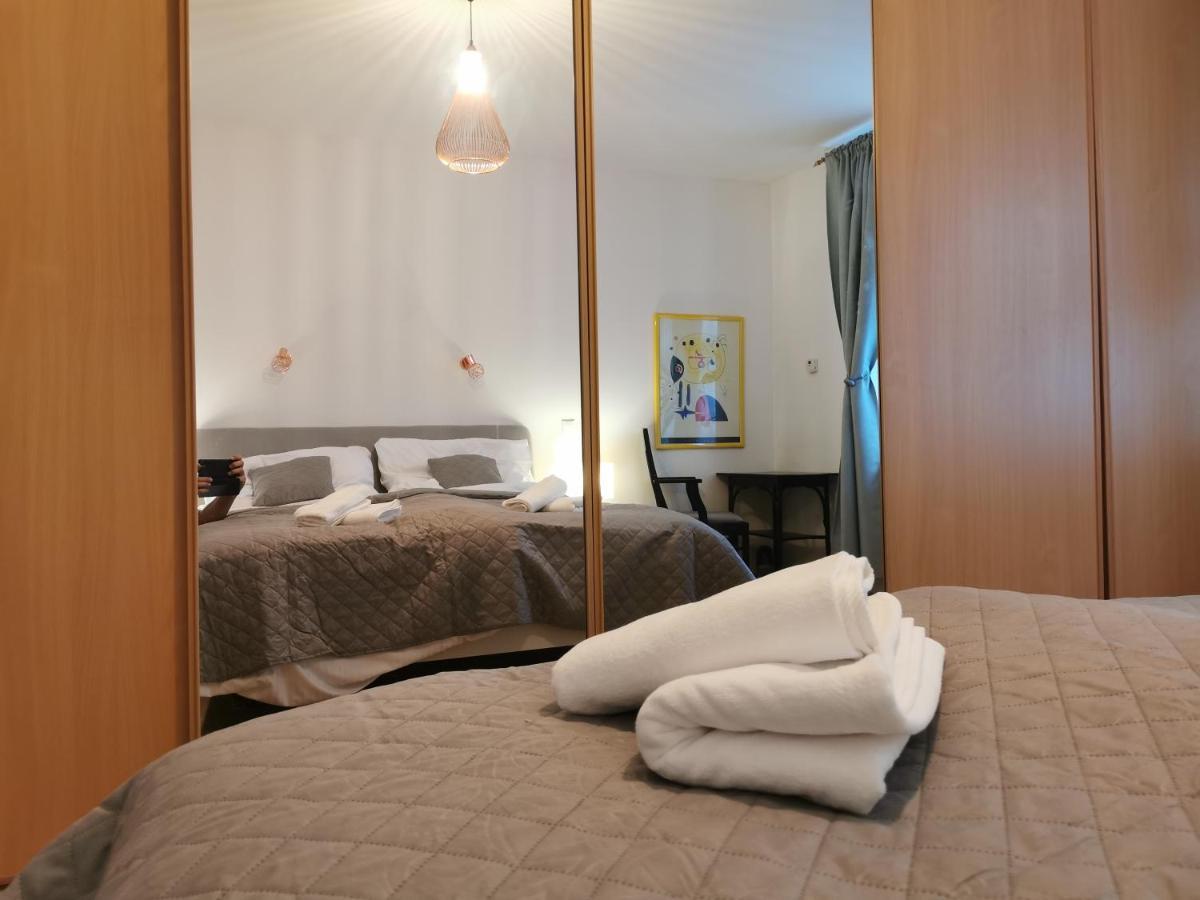 Cozyhome The Castle Apartment - Spacious, Quiet, High Ceiling บราติสลาวา ภายนอก รูปภาพ