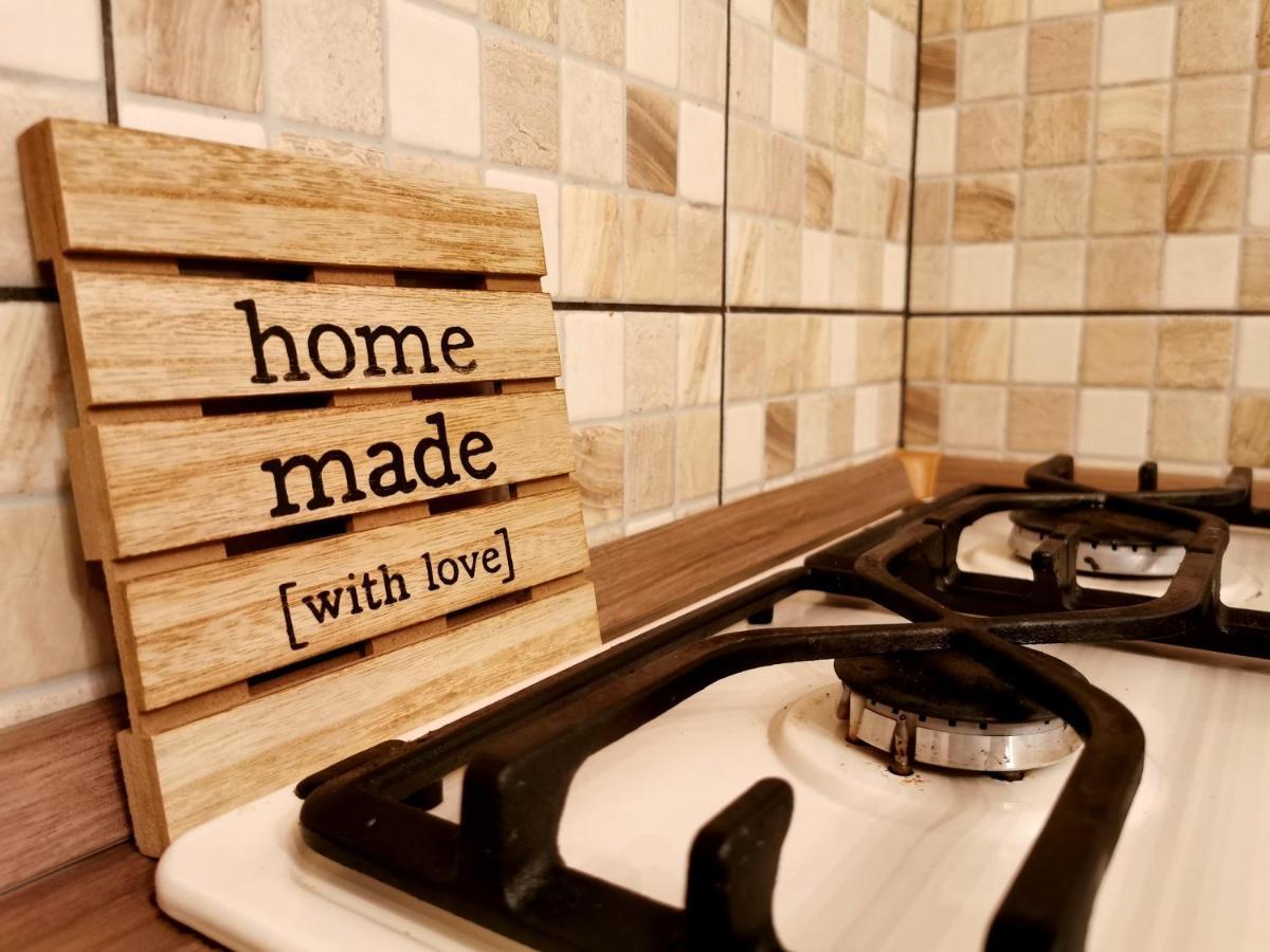 Cozyhome The Castle Apartment - Spacious, Quiet, High Ceiling บราติสลาวา ภายนอก รูปภาพ