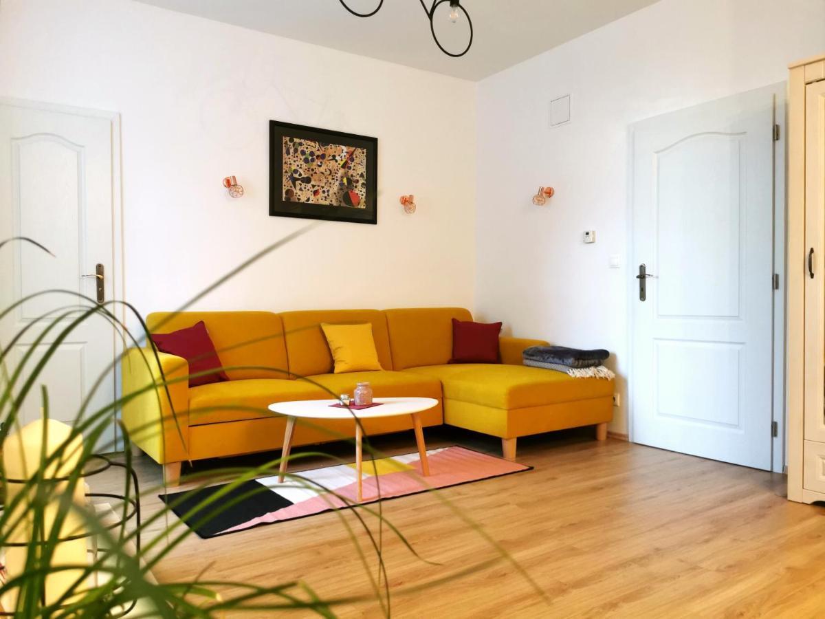 Cozyhome The Castle Apartment - Spacious, Quiet, High Ceiling บราติสลาวา ภายนอก รูปภาพ