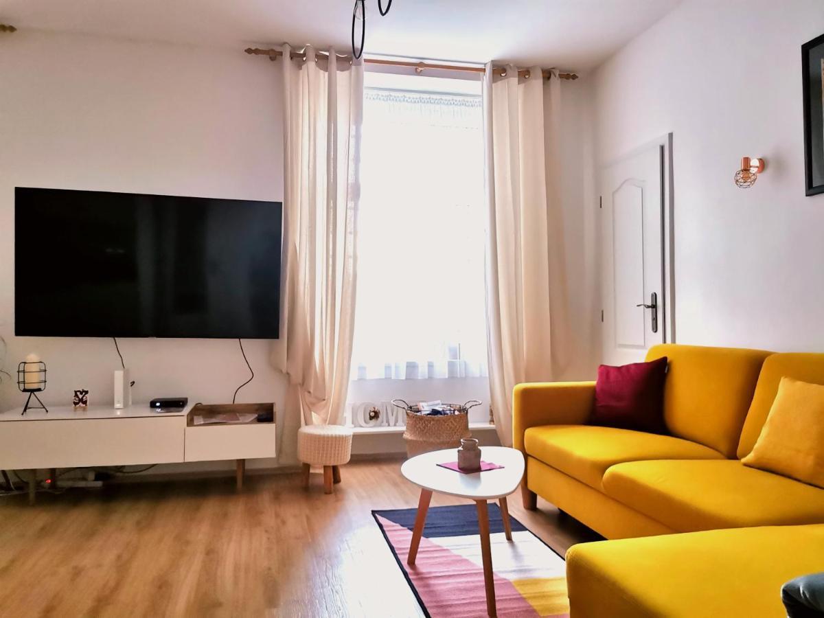 Cozyhome The Castle Apartment - Spacious, Quiet, High Ceiling บราติสลาวา ภายนอก รูปภาพ
